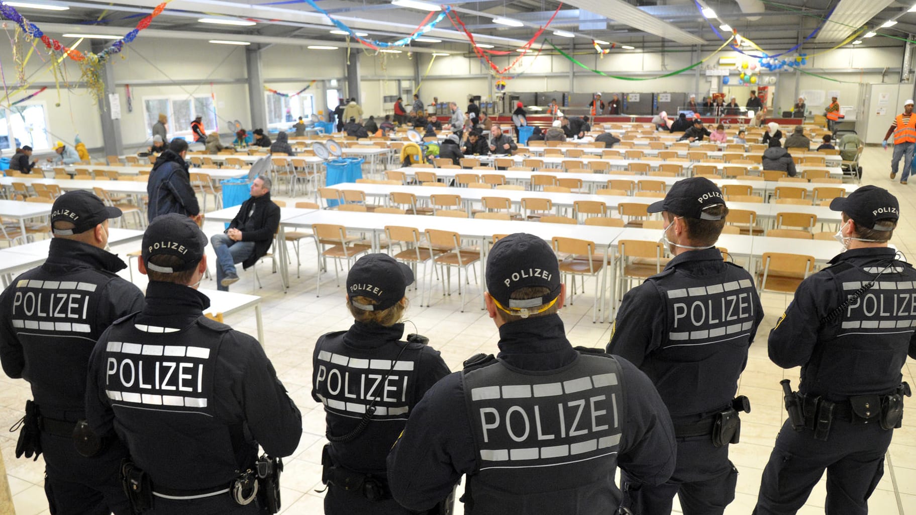 Polizisten im Küchenzelt der Landeserstaufnahmeeinrichtung Ellwangen.