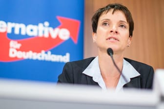 Die AfD-Vorsitzende Frauke Petry verlangt drastische Maßnahmen gegen den Flüchtlingsstrom.
