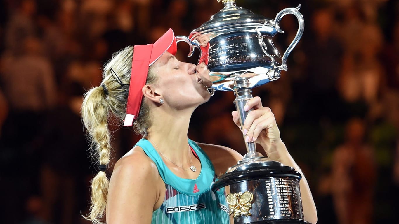 Mächtig stolz: Angelique Kerber mit dem Siegerpokal nach ihrem sensationell Australian-Open-Triumph.