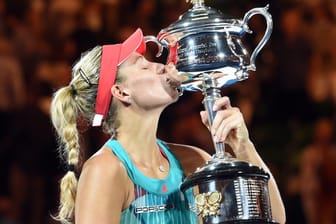 Mächtig stolz: Angelique Kerber mit dem Siegerpokal nach ihrem sensationell Australian-Open-Triumph.