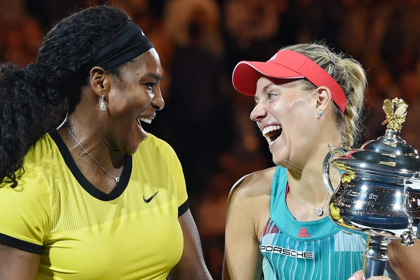 Serena Williams (li.) freut sich mit Angelique Kerber.