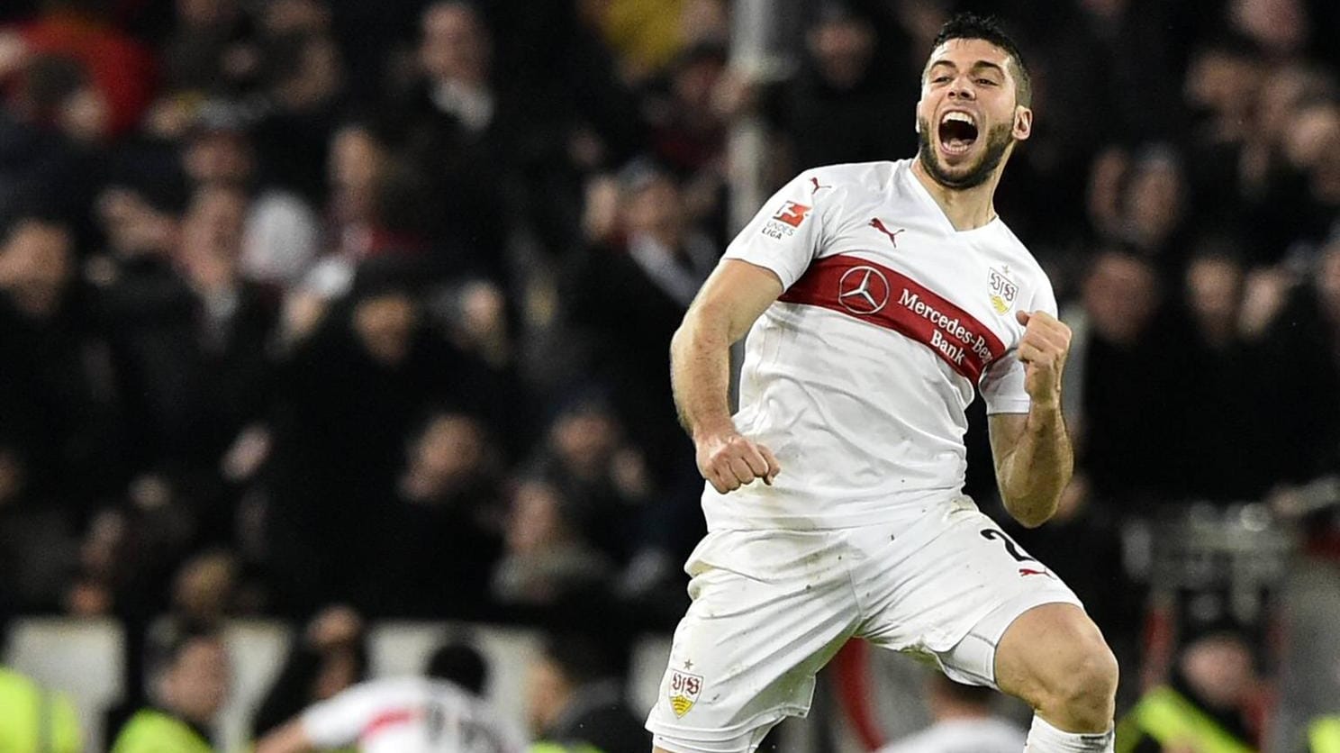 Emiliano Insua und der VfB Stuttgart bejubeln ausgelassen den Sieg über den HSV. Emiliano Insua und der VfB Stuttgart bejubeln ausgelassen den Sieg über den HSV.