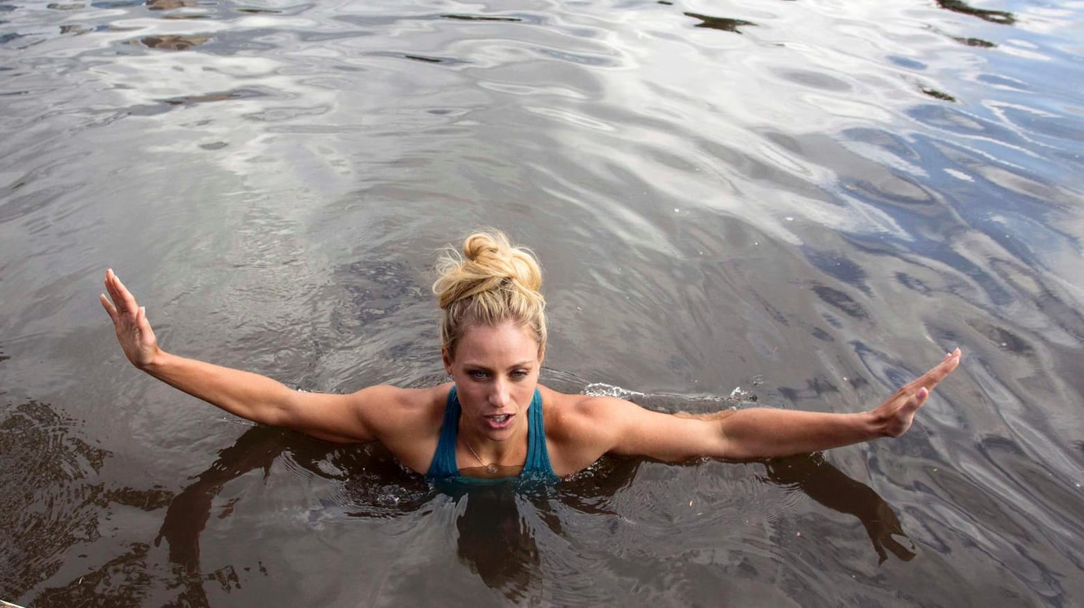 So ganz wohl scheint sich Angelique Kerber im Yarra River nicht zu fühlen.