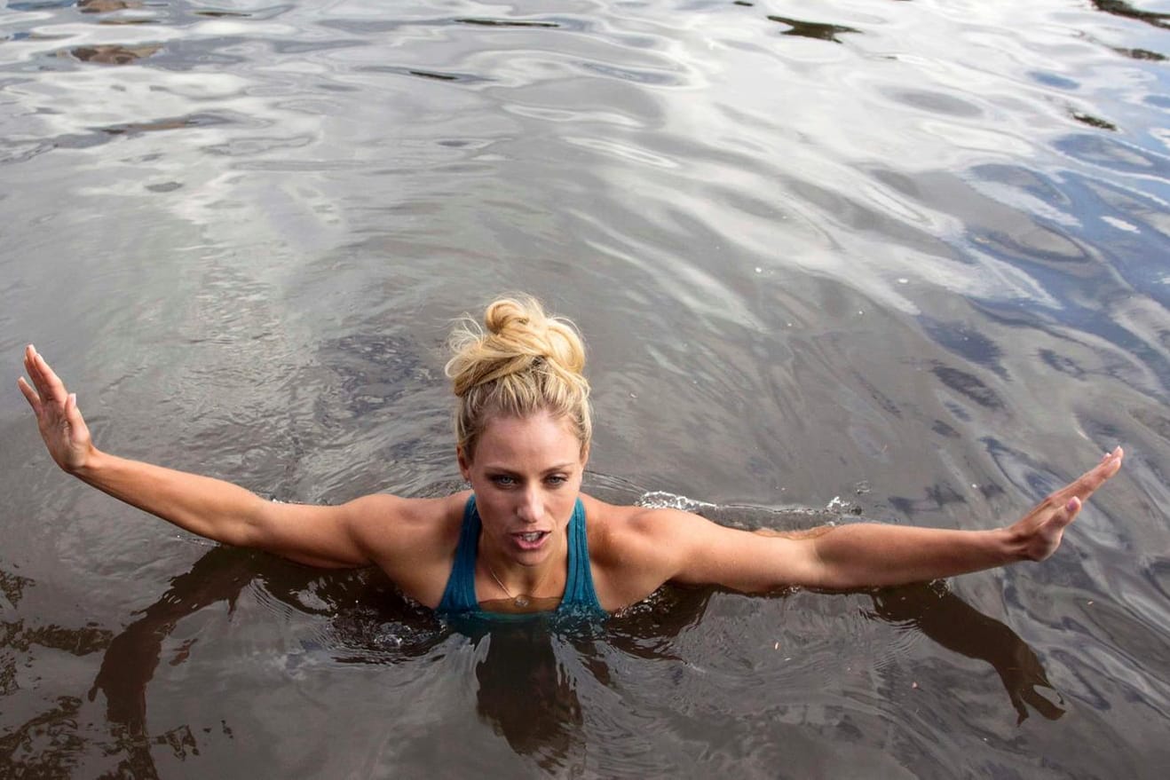 So ganz wohl scheint sich Angelique Kerber im Yarra River nicht zu fühlen.