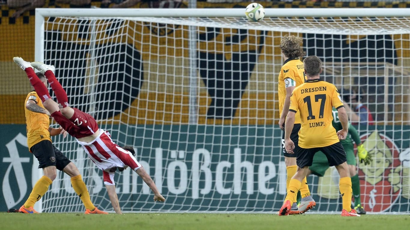 3. Liga, 13. August 2015: Erfurts Carsten Kammlott (li.) erzielt spektakulär das Tor zum 1:1 gegen Dresden.