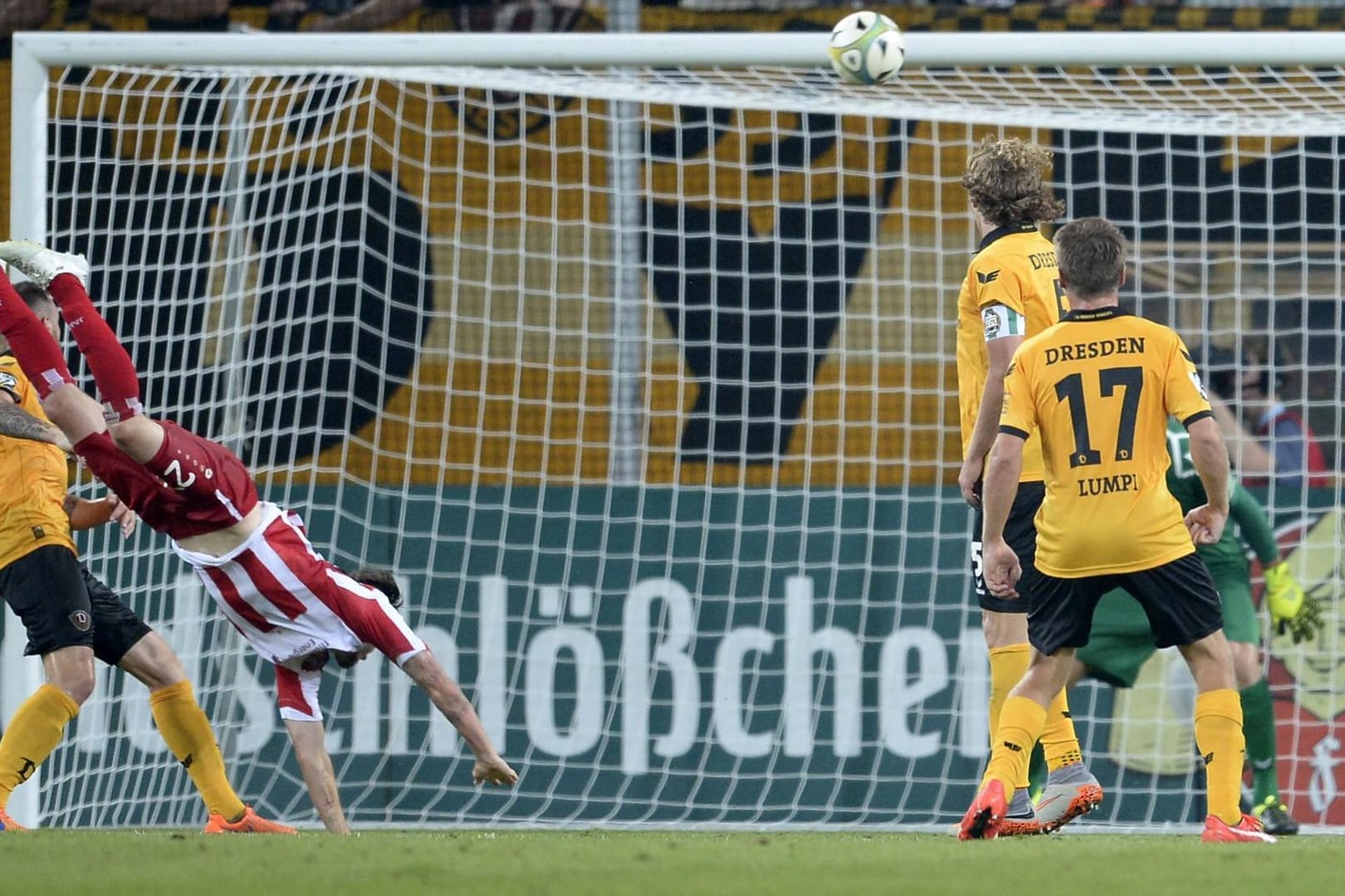 3. Liga, 13. August 2015: Erfurts Carsten Kammlott (li.) erzielt spektakulär das Tor zum 1:1 gegen Dresden.