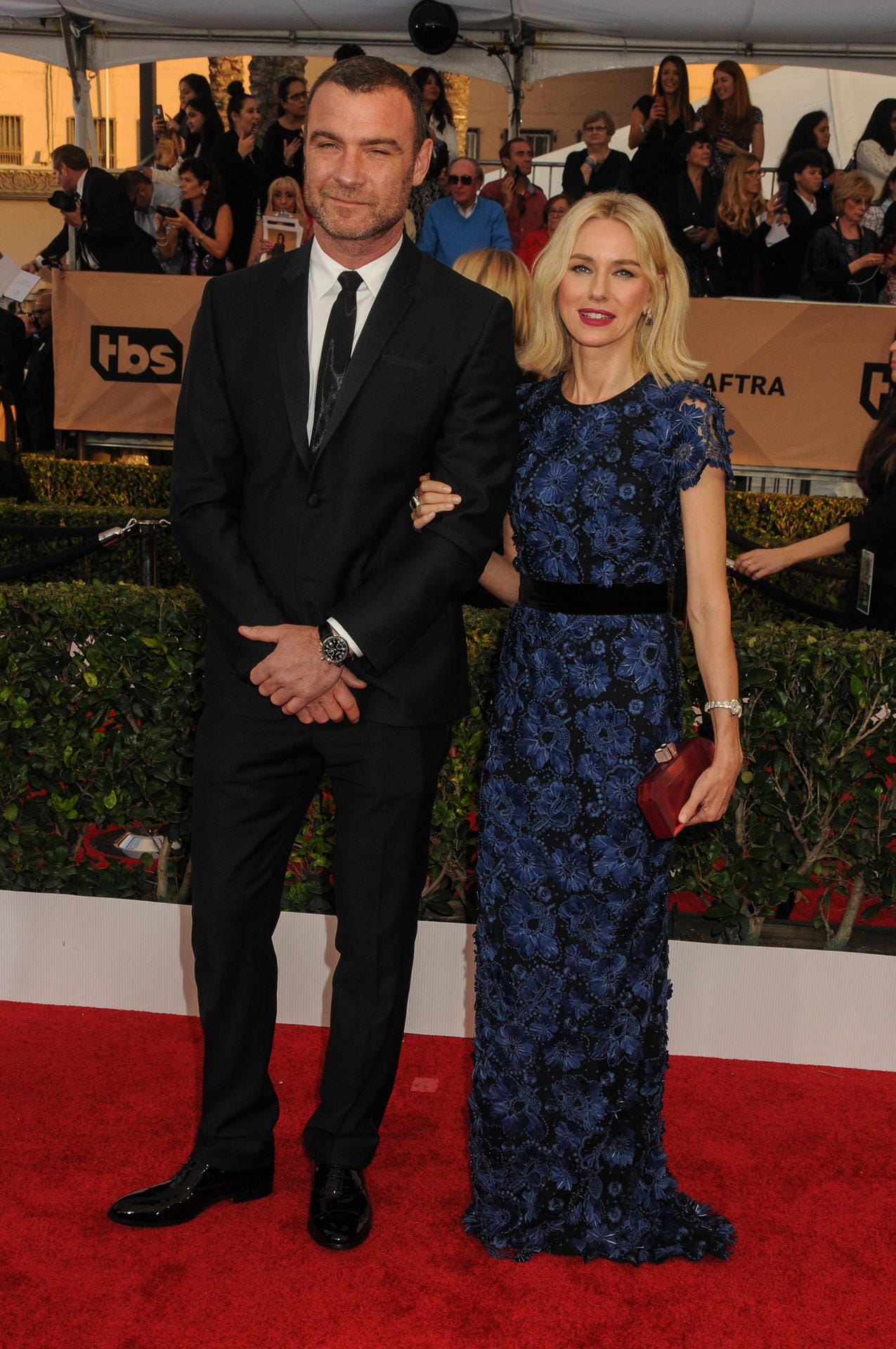 Was für ein schönes Paar: Naomi Watts kam mit Ehemann Liev Schreiber. Sie trug ein Kleid von "Burberry".