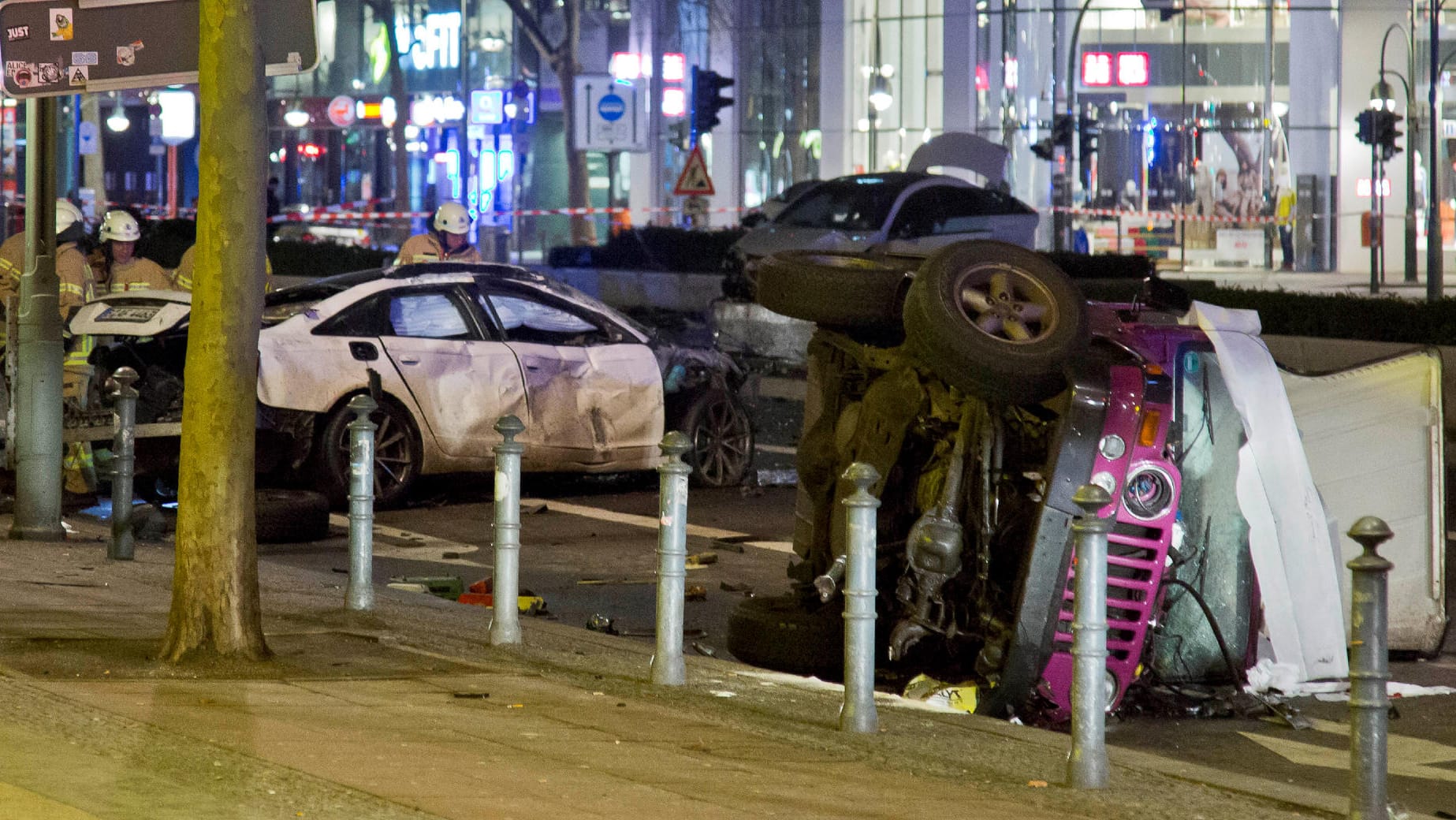 Der Jeep des unbeteiligten Unfallopfers liegt auf der Seite, einer der beiden Raser hatte ihn bei vollem Tempo erwischt. Der Jeep des unbeteiligten Unfallopfers liegt auf der Seite, einer der beiden Raser hatte ihn bei vollem Tempo erwischt.