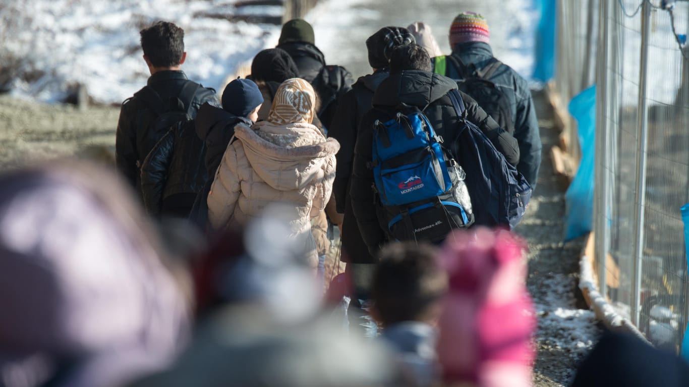 Flüchtlinge passieren die Grenze bei Passau: Die Kosten für Menschen, die nach Deutschland kommen, könnten bis Ende 2017 50 Milliarden Euro betragen.