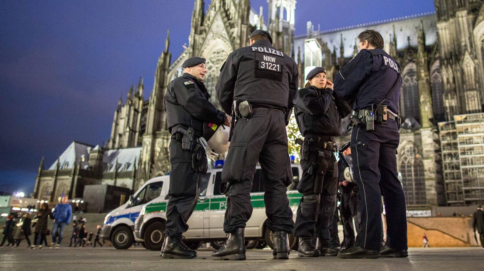 Durch mehr Polizeikräfte soll die Sicherheit während des Kölner Karnevals gewährleistet werden.