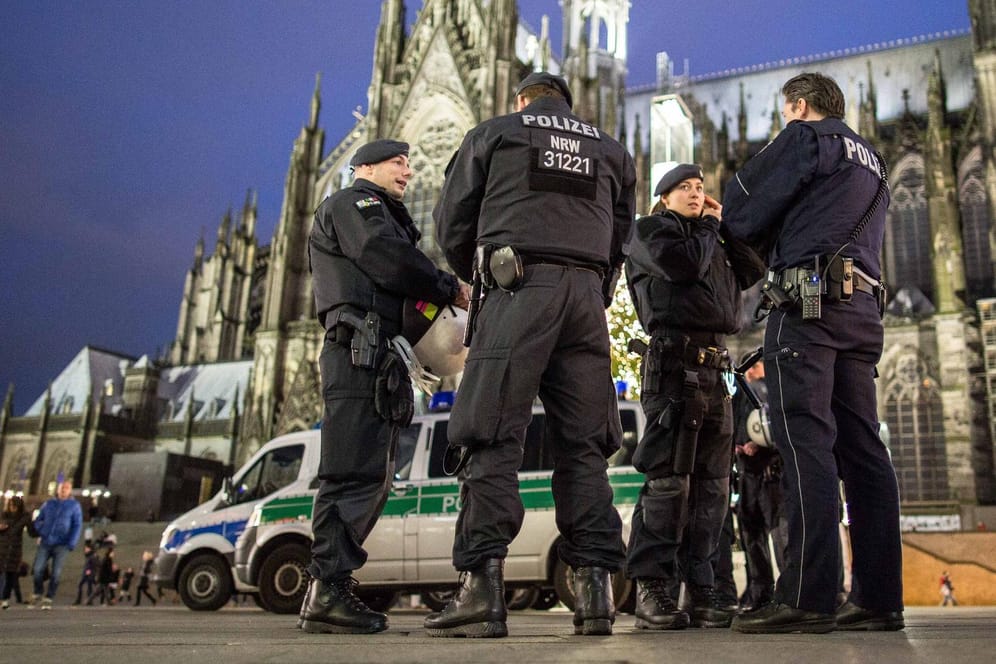 Durch mehr Polizeikräfte soll die Sicherheit während des Kölner Karnevals gewährleistet werden.