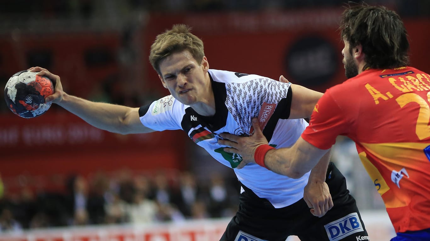 Der Deutsche Rune Dahmke (li.) und der Spanier Jesus Antonio Garcia beim Finale der Handball-EM in Krakau.