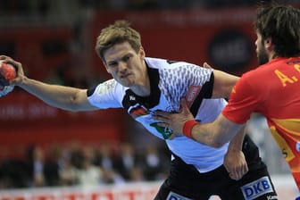 Der Deutsche Rune Dahmke (li.) und der Spanier Jesus Antonio Garcia beim Finale der Handball-EM in Krakau.