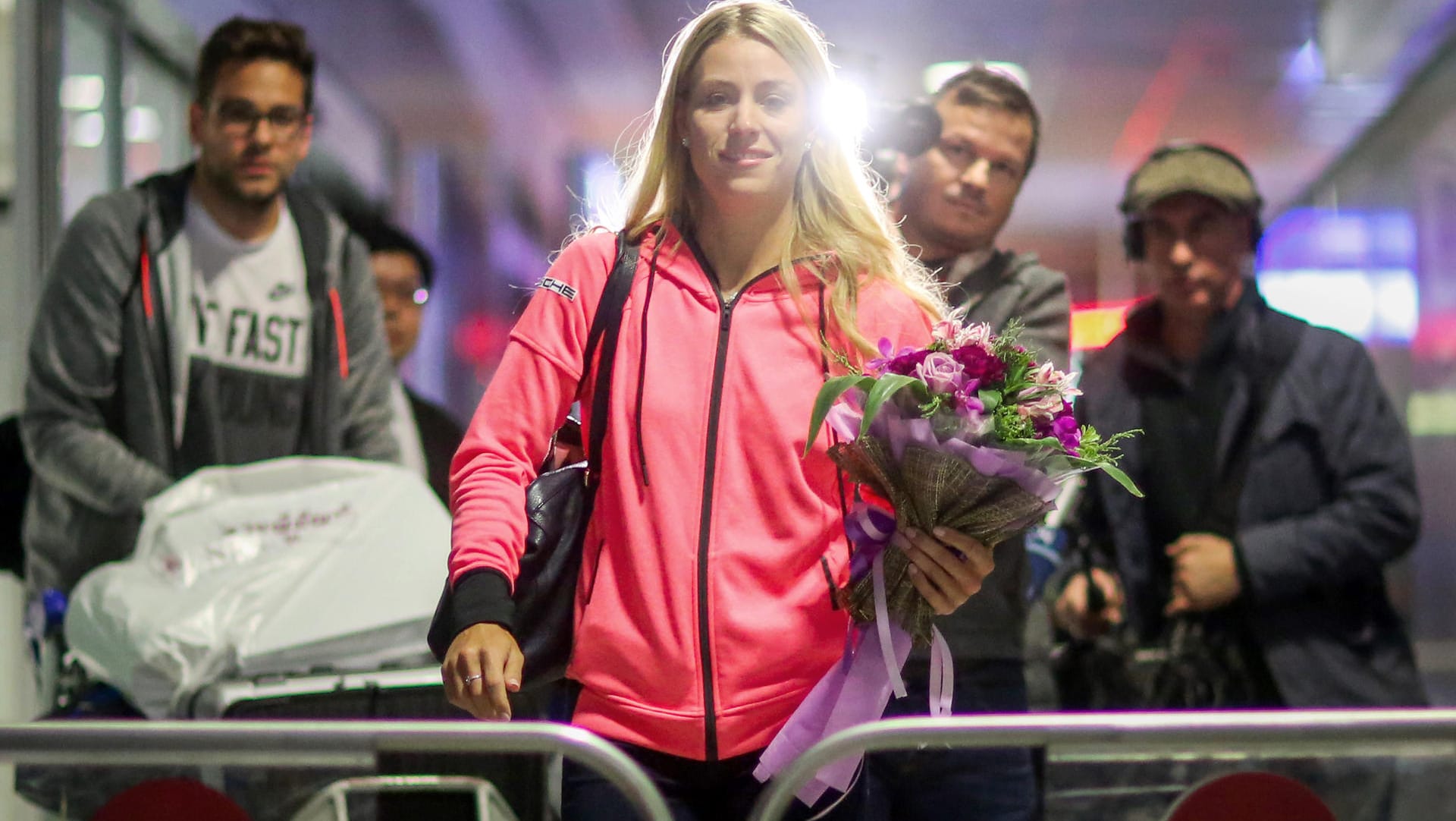 Die Australian-Open-Siegerin Angelique Kerber ist zwei Tage nach ihrem Finalsieg in Melbourne von Fans am Frankfurter Flughafen begeistert empfangen worden. Die Australian-Open-Siegerin Angelique Kerber ist zwei Tage nach ihrem Finalsieg in Melbourne von Fans am Frankfurter Flughafen begeistert empfangen worden.