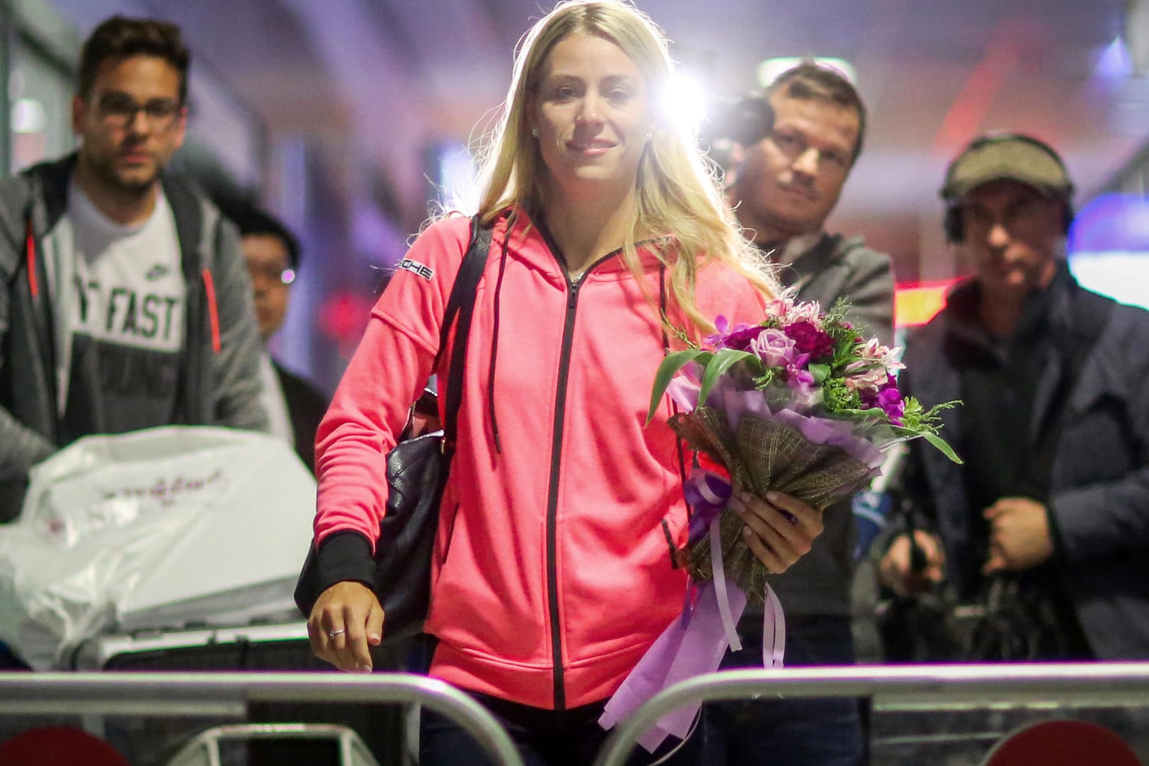 Die Australian-Open-Siegerin Angelique Kerber ist zwei Tage nach ihrem Finalsieg in Melbourne von Fans am Frankfurter Flughafen begeistert empfangen worden.