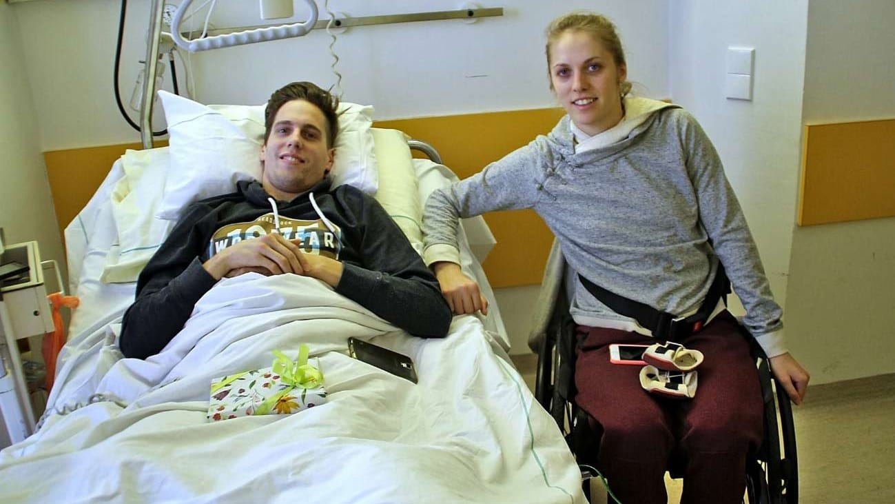 Kira Grünberg (re.) stattet dem querschnittsgelähmten österreichischen Skispringer Lukas Müller einen Trost-Besuch ab.