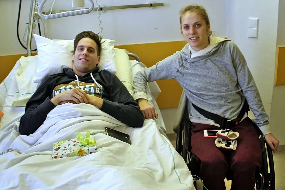 Kira Grünberg (re.) stattet dem querschnittsgelähmten österreichischen Skispringer Lukas Müller einen Trost-Besuch ab.