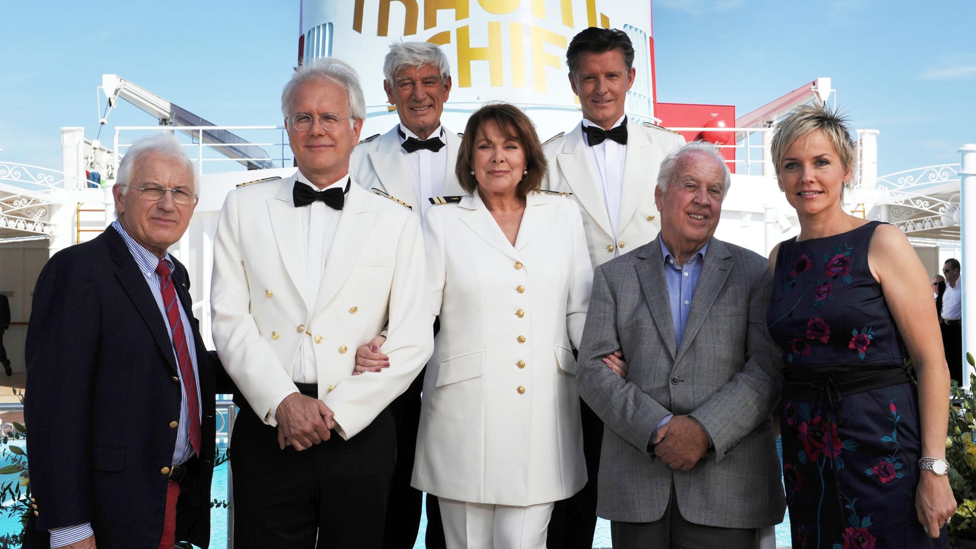 "Traumschiff"-Macher und Schauspieler (v.l.n.r.): Regisseur Hans-Jürgen Tögel, Harald Schmidt, Siegfried Rauch, Heide Keller, Nick Wilder, Wolfgang Rademann und Inka Bause im August 2011 auf dem Pooldeck des Kreuzfahrtschiffes "MS Deutschland".