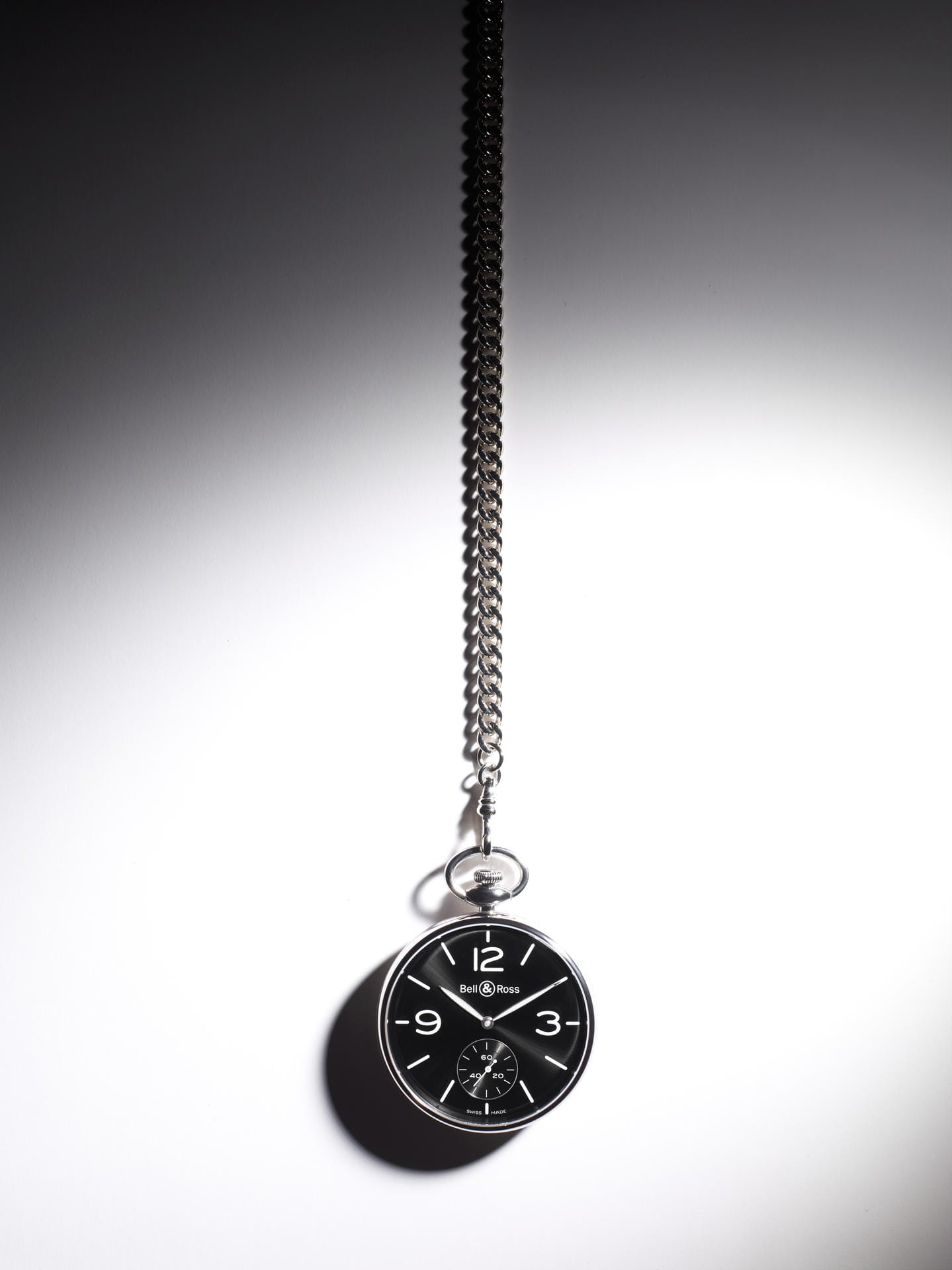 Die nach dem Vorbild der Taschenuhren der 1910-er-Jahre gestaltete PW1 von Bell & Ross ist eine Hommage an die Zeitmesser, die in den ersten Stunden der Luftfahrt zum Einsatz kamen. Das Uhrwerk ist mechanisch, mit manuellem Aufzug. Das Gehäuse ist aus poliertem Stahl und hat einen Durchmesser von 49 Millimetern.