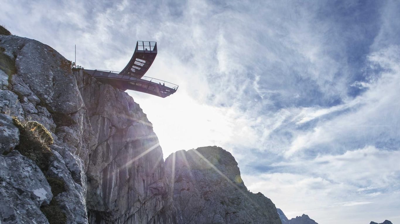 Die zwei Arme der Aussichtsplattform "AlpspiX" im Wettersteingebirge kreuzen sich - daher der Name des Skywalks.
