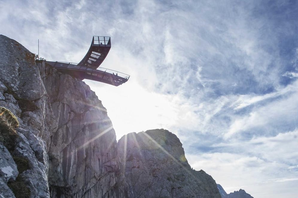 Die zwei Arme der Aussichtsplattform "AlpspiX" im Wettersteingebirge kreuzen sich - daher der Name des Skywalks.