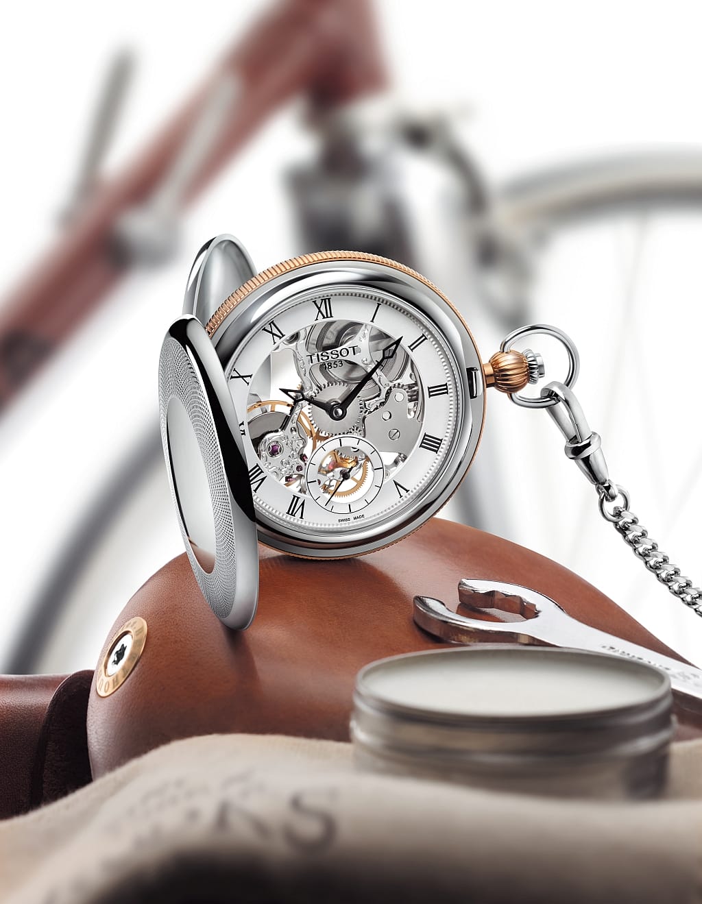 Die Tissot Bridgeport Mechanical Skeleton bietet Liebhabern der Uhrenkunst einen Blick ins Innerste der Taschenuhr: Sie ist Tissots erste Savonette mit einem beeindruckenden skelettierten Uhrwerk.