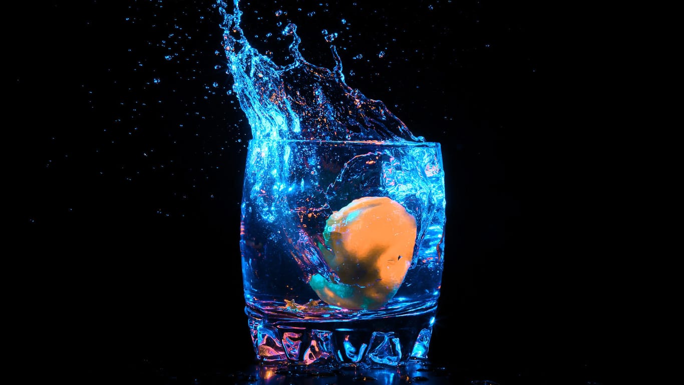 Glasklar und ein Stück Zitrone - einer der beliebtesten Wodka-Drinks.
