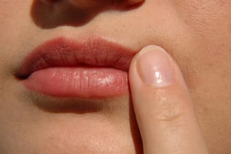 Besonders im Winter hilft eine rückfettende Lippenpflege die Haut geschmeidig zu halten.