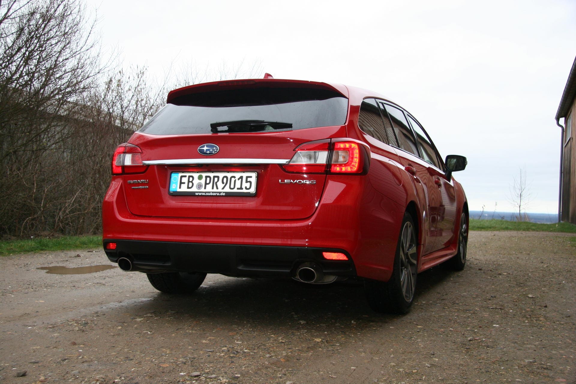 Der Dachspoiler und die zweiflutige Abgasanlage betonen auch am Heck die sportliche Seite des Kombis.