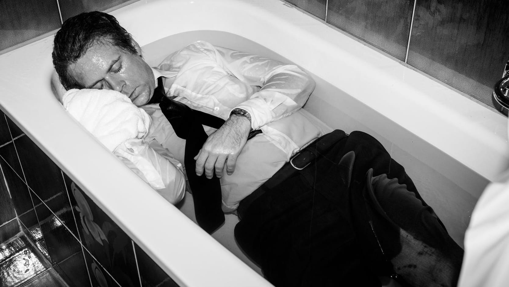 Ein bis heute unvergessenes Bild: Der CDU-Politiker Uwe Barschel, hier dargestellt durch Schauspieler Matthias Matschke, leblos und voll bekleidet in der Badewanne des Genfer Hotels "Beau Rivage". Mehr Videos zum Thema auf www.dbate.de Ein bis heute unvergessenes Bild: Der CDU-Politiker Uwe Barschel, hier dargestellt durch Schauspieler Matthias Matschke, leblos und voll bekleidet in der Badewanne des Genfer Hotels "Beau Rivage". Mehr Videos zum Thema auf www.dbate.de