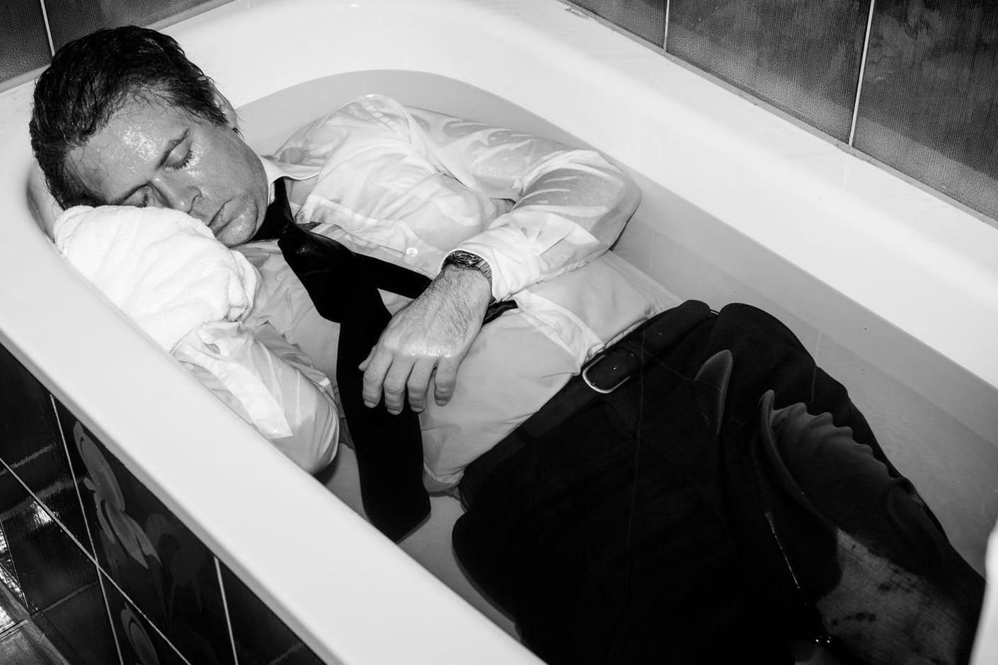 Ein bis heute unvergessenes Bild: Der CDU-Politiker Uwe Barschel, hier dargestellt durch Schauspieler Matthias Matschke, leblos und voll bekleidet in der Badewanne des Genfer Hotels "Beau Rivage". Mehr Videos zum Thema auf www.dbate.de