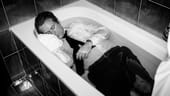 Am 11. Oktober 1987 wird Barschel in der Badewanne seines Zimmers im Genfer Hotel "Beau-Rivage" von einem "Stern"-Fotografen tot aufgefunden.