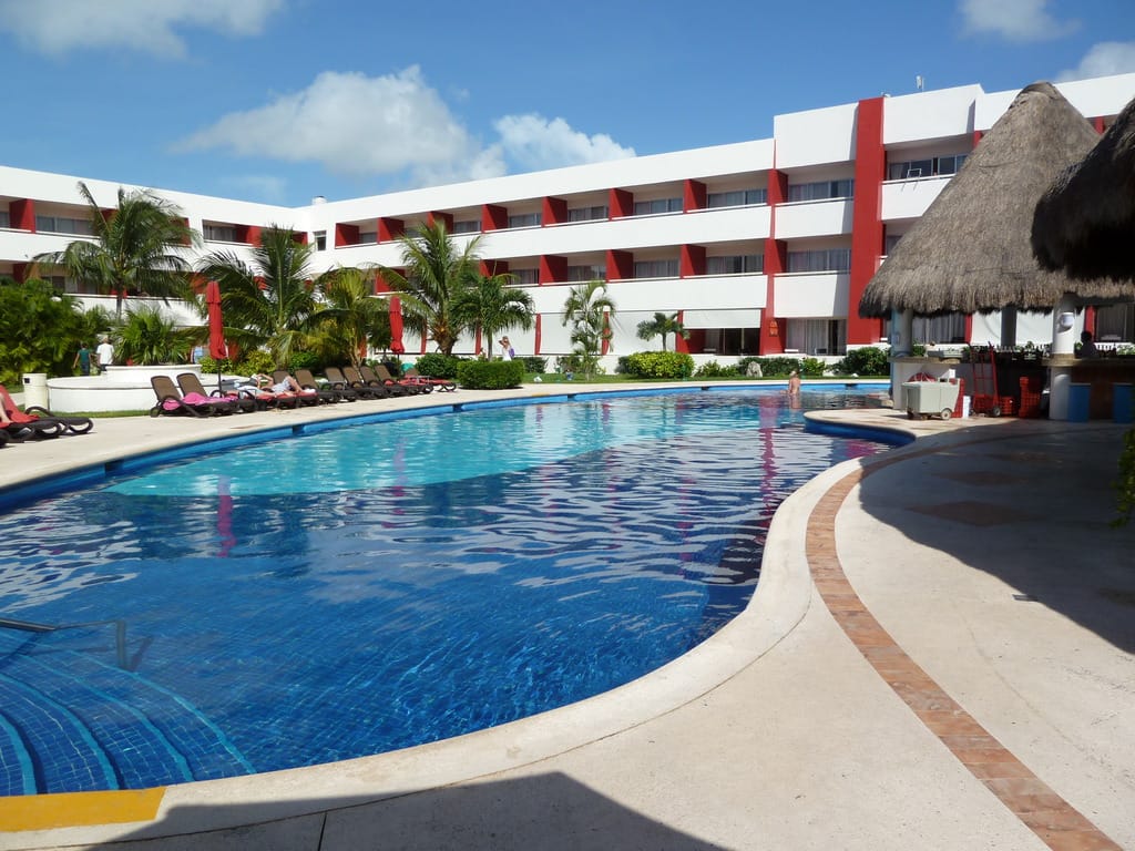 Neben weißen Sandstränden und heißen karibischen Rhythmen bietet das "Hotel Temptation Resort & Spa" in Cancun auch "Verführung" pur. Mit dem "Drops of Love Package" geht man auf Nummer sicher und genießt exklusiven Butler-Service, ein pflegendes Aromatherapie-Bad sowie ein verlockendes Hummer-Dinner.