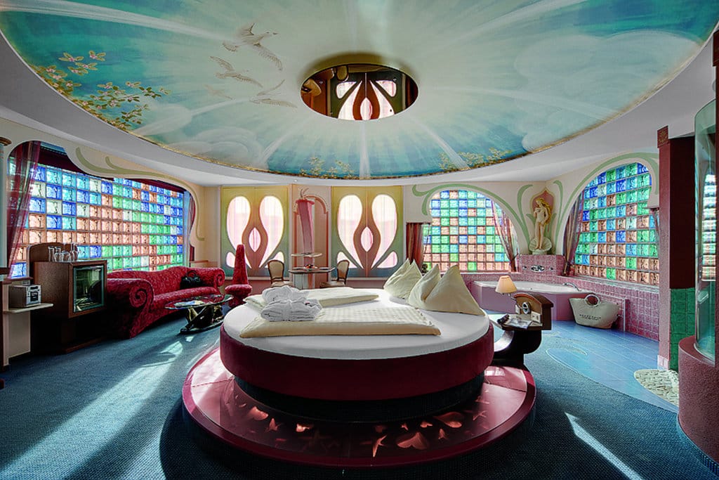 Das "Hotel Bergergut" in Österreich lockt mit verspielten Themensuiten. In der "Teufels-Suite" sorgen jede Menge Ketten für verruchte Stimmung, während die "Oase der Sinnlichkeit" mit einem drehbaren Bett ausgestattet ist.