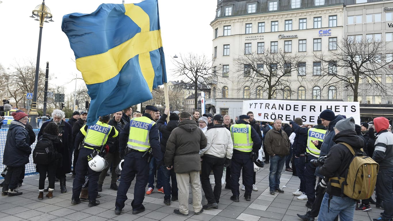 Rechte Demonstranten gegen die Flüchtlingspolitik in Stockholm.