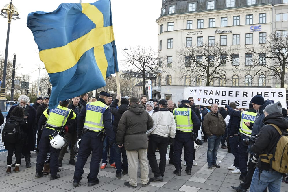 Rechte Demonstranten gegen die Flüchtlingspolitik in Stockholm.