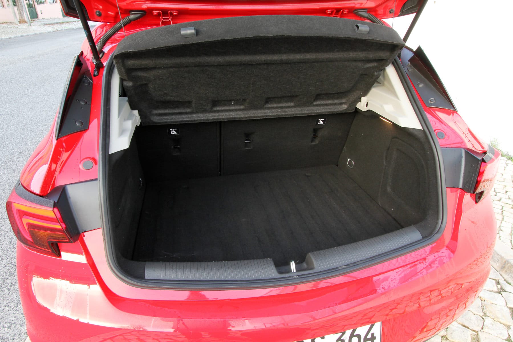 Wer den Opel Astra belädt, darf sich über 370 Liter Kofferraumvolumen freuen.