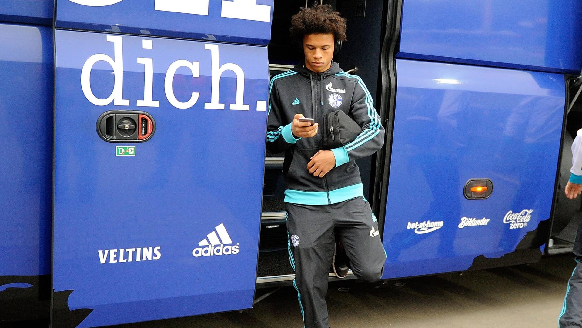 In der Anfahrt zu Manchester City und Pep Guardiola? Schalke-Stürmer Leroy Sané. In der Anfahrt zu Manchester City und Pep Guardiola? Schalke-Stürmer Leroy Sané.