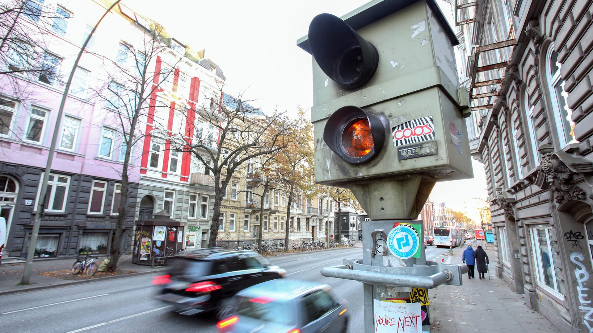 Ein Blitzerfoto kann teuer werden – wer nur knapp über dem Tempolimit war, bekommt unter Umständen aber keinen Bescheid.