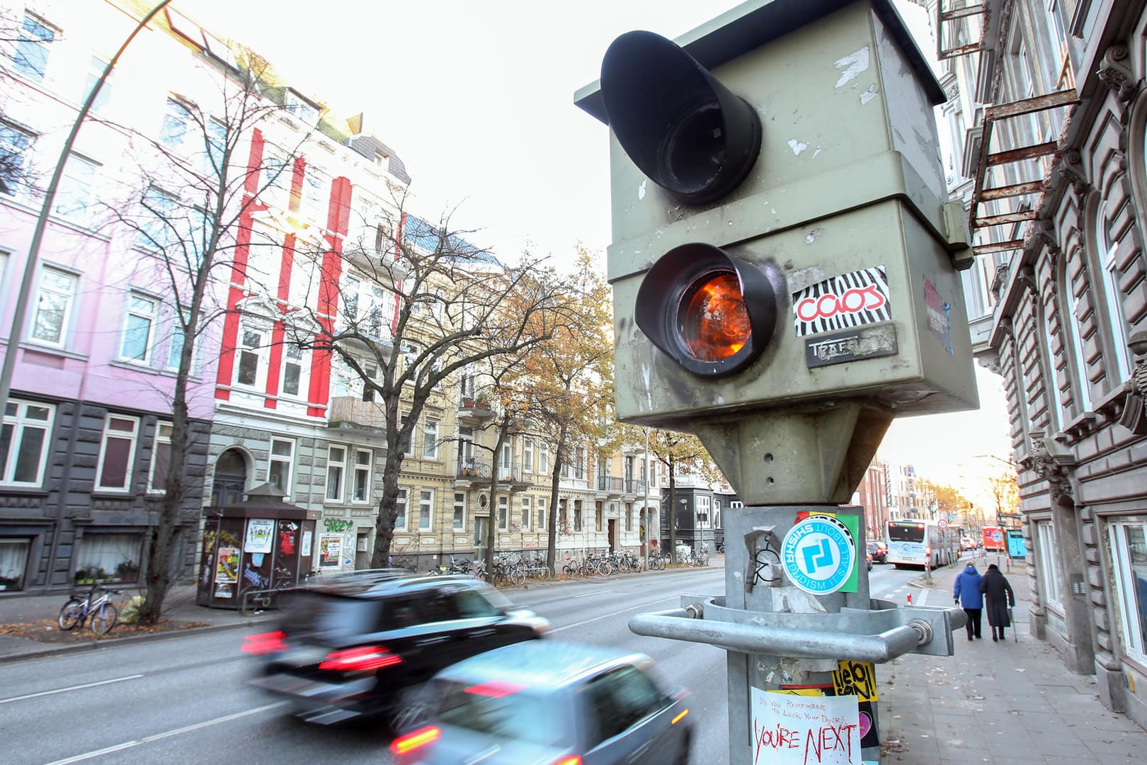 Ein Blitzerfoto kann teuer werden – wer nur knapp über dem Tempolimit war, bekommt unter Umständen aber keinen Bescheid.