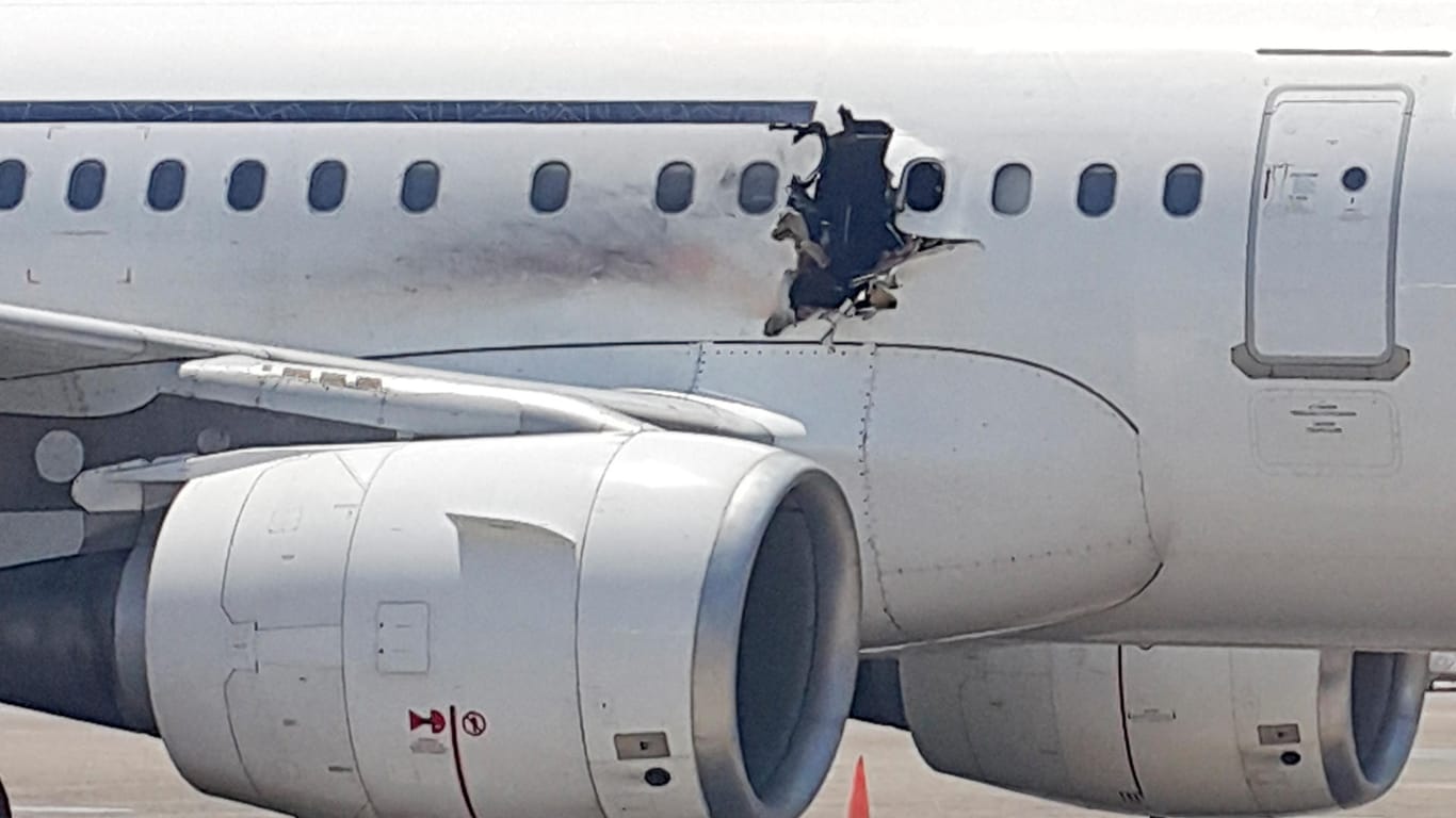 Die Explosion riss ein Loch von rund einem Meter Durchmesser in den Rumpf des Flugzeugs.