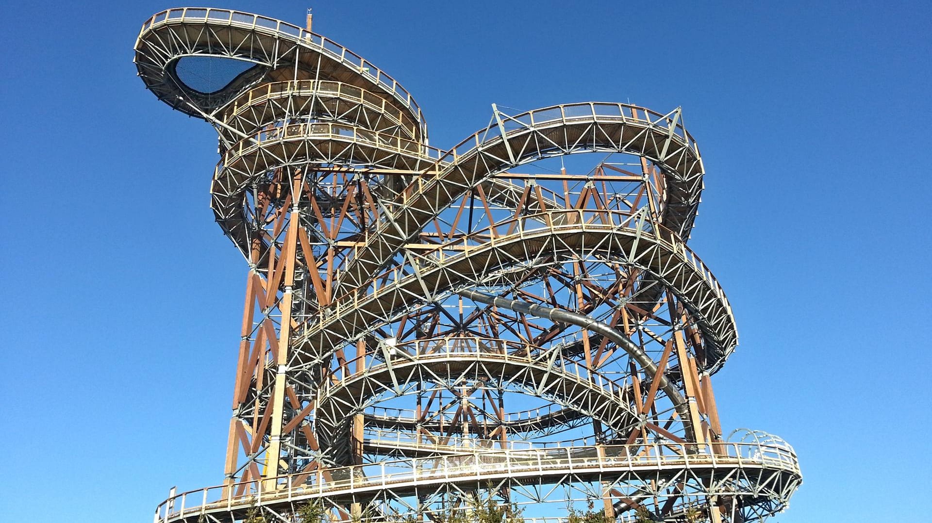 Diese Turmkonstruktion im tschechischen Dolní Morava ist Skywalk und Rutsche zugleich.