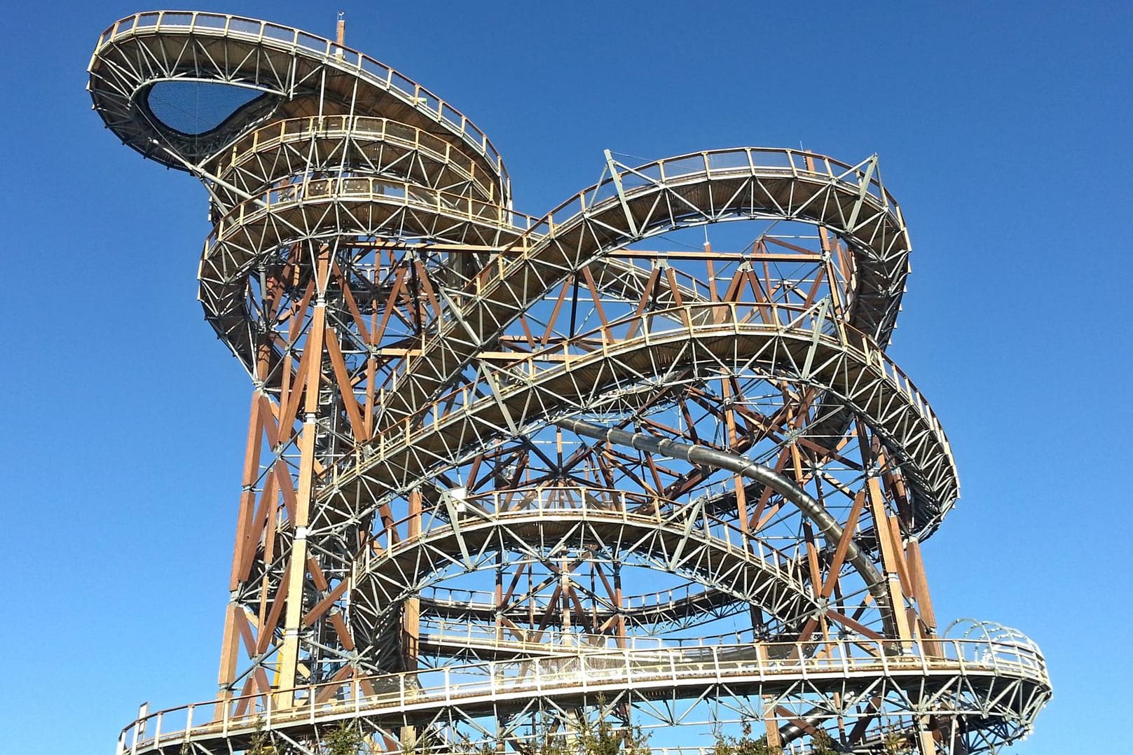 Diese Turmkonstruktion im tschechischen Dolní Morava ist Skywalk und Rutsche zugleich.