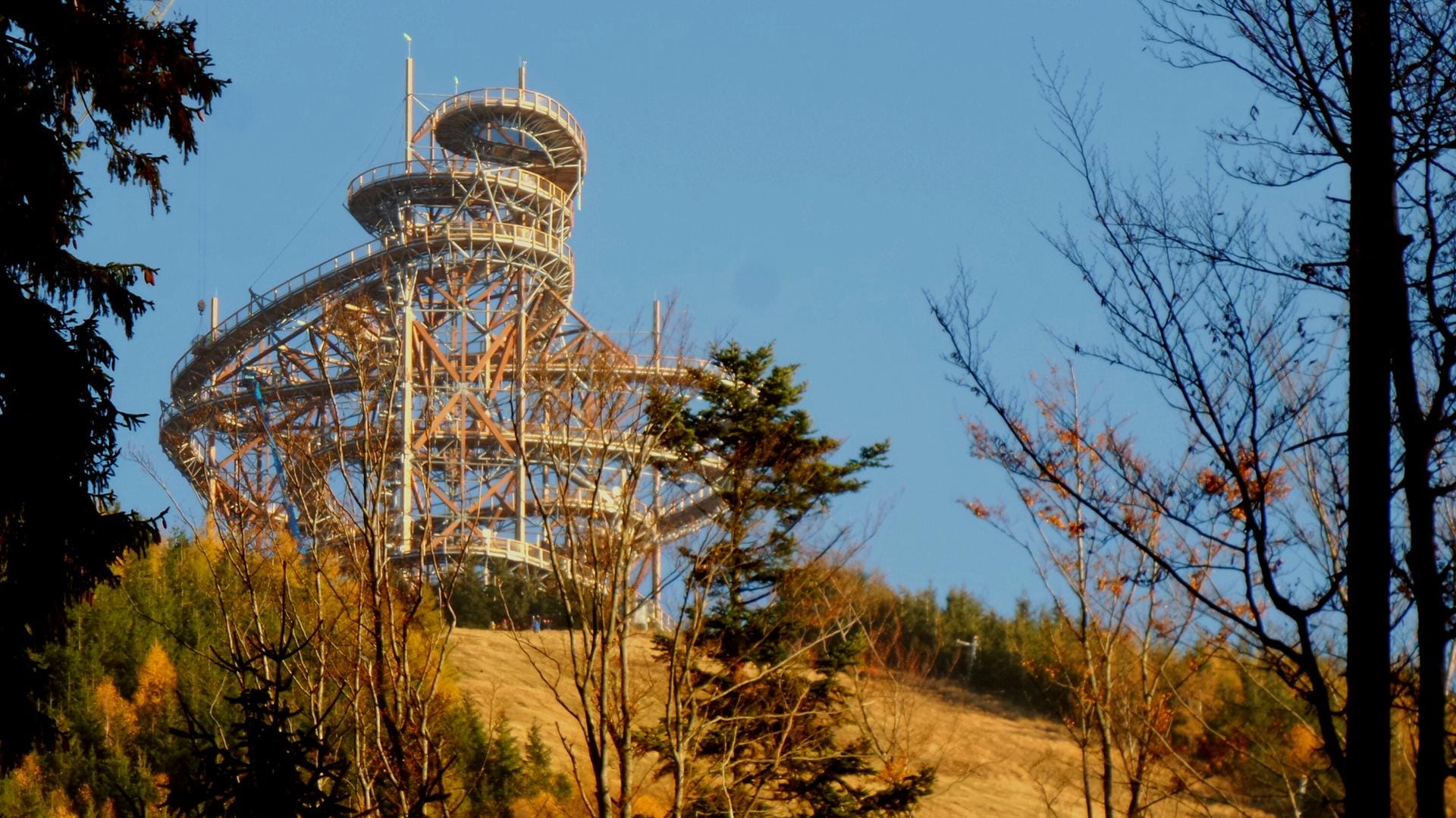 Ein Wirrwarr aus Holz und Stahl - so sieht die 55 Meter hohe Turmkonstruktion in Dolní Morava aus der Ferne betrachtet aus.