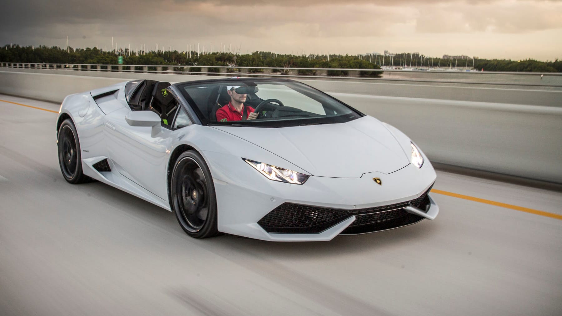 Der offene Lamborghini lässt in Punkto Motorpower keine Wünsche offen: Der V10-Sauger mit einem Hubraum von 5,2 Litern kommt auf eine Leistung von 610 PS.