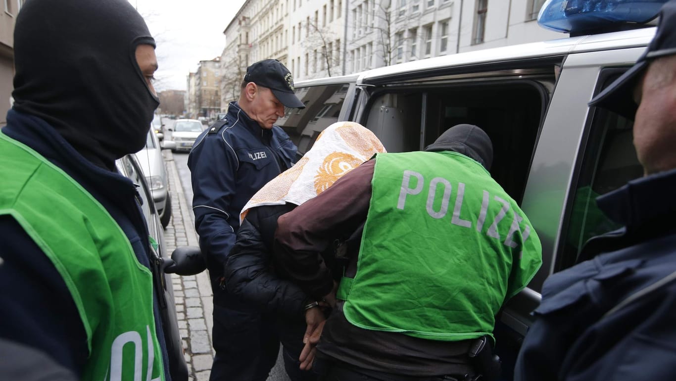 Antiterror-Razzia: Beamte führen einen Verdächtigen in Kreuzberg ab.