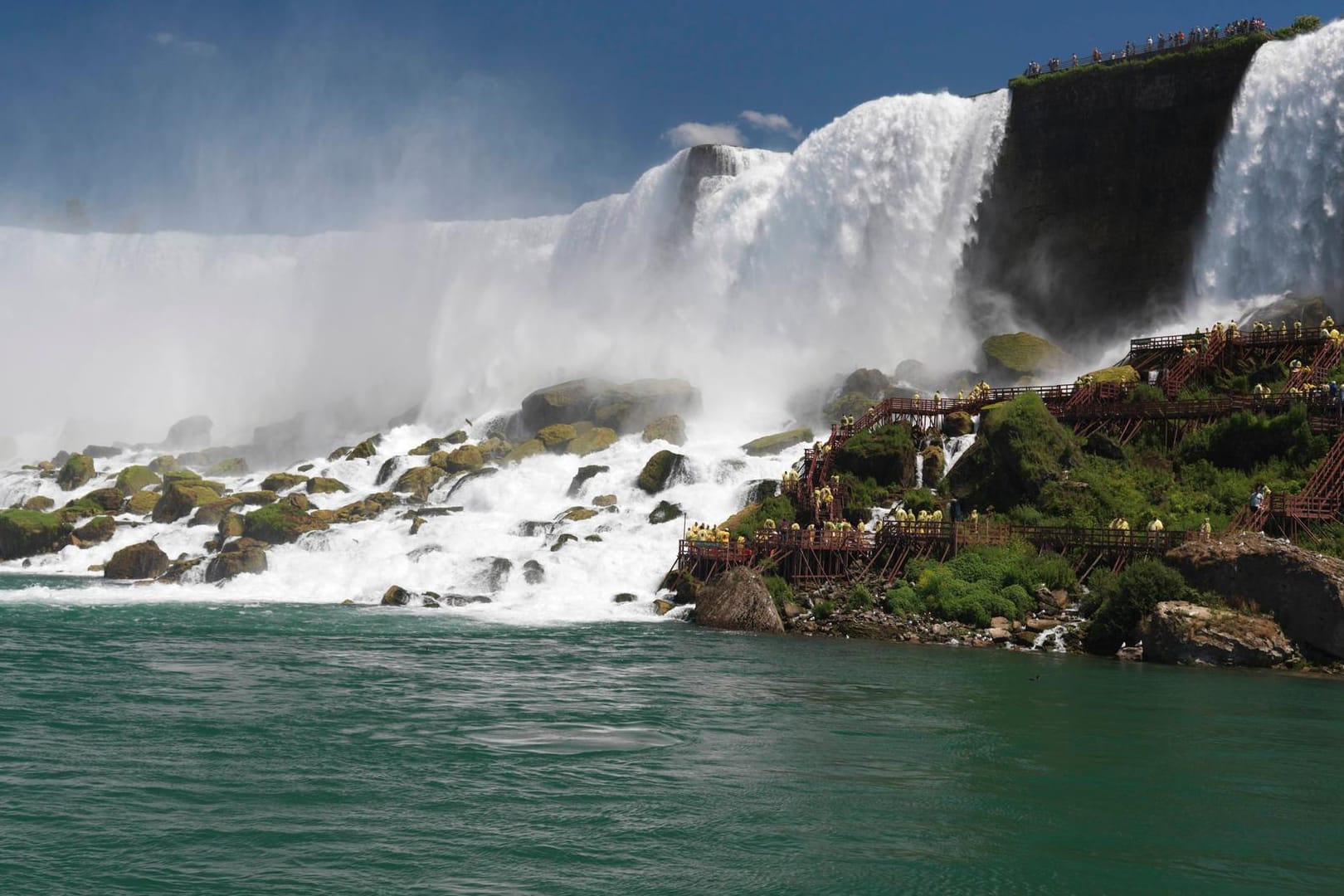 Die "American Falls" sind der kleinere Teil der Niagara-Fälle - aber immer noch sehr beeindruckend.