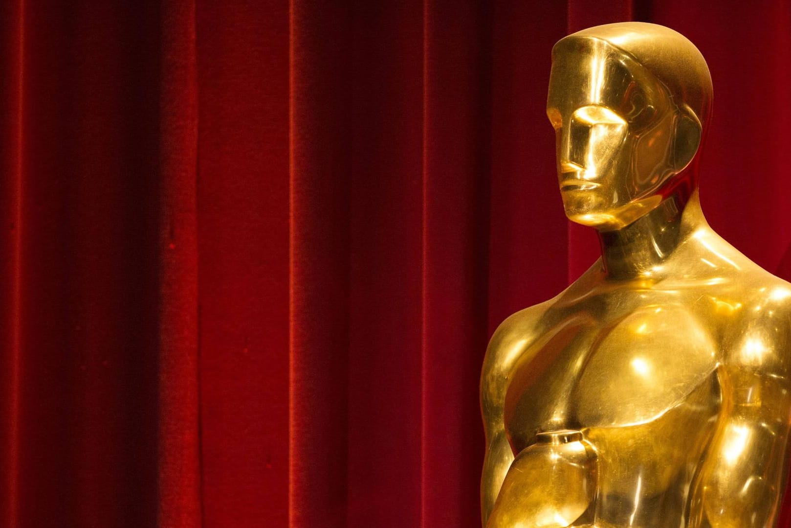 Der Oscar wurde von Cedric Gibbons, dem Art Director der Produktionsfirma Metro-Goldwyn-Mayer, entworfen.