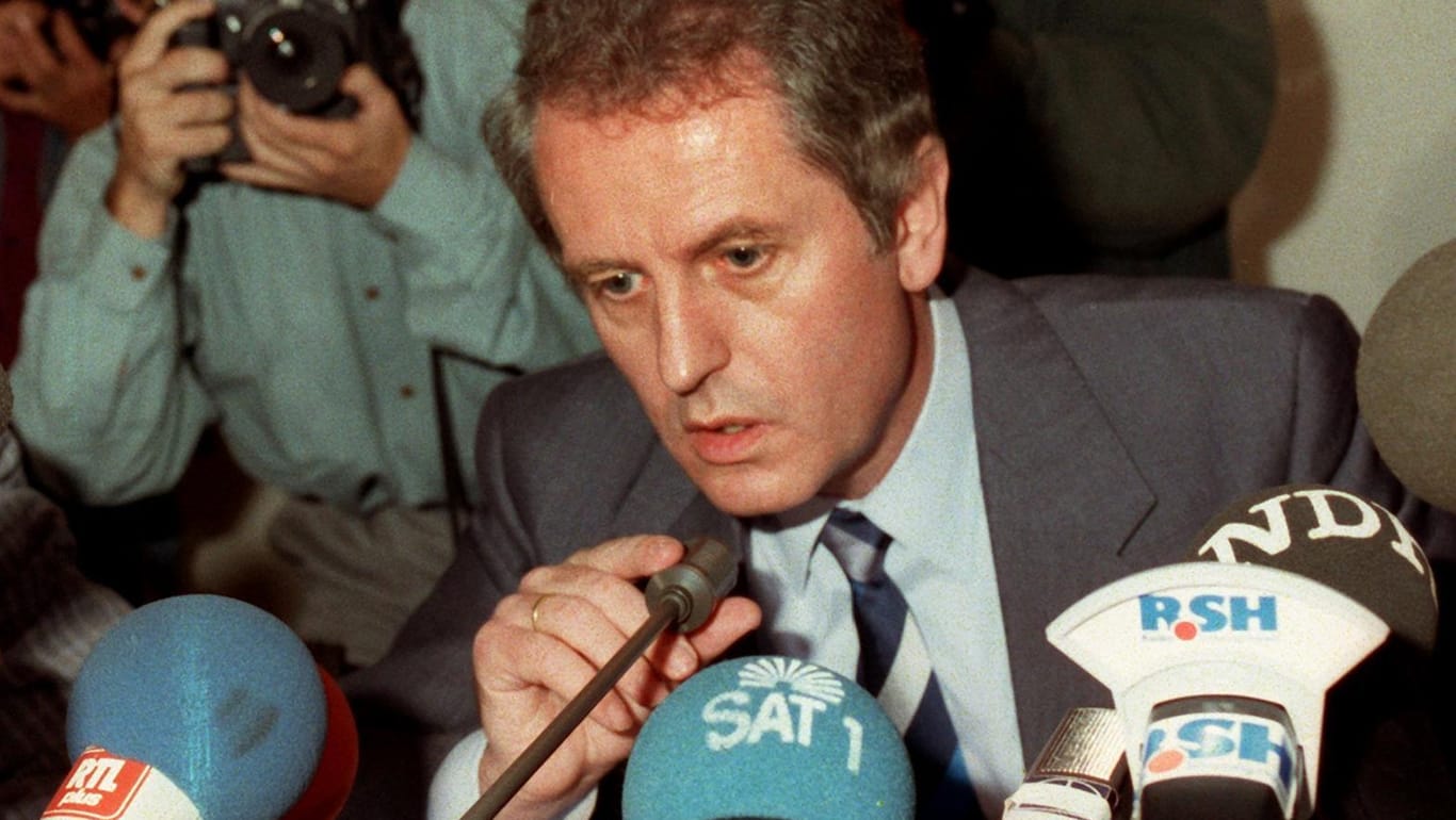 Uwe Barschel im September 1987 bei der "Ehrenwort"-Pressekonferenz.