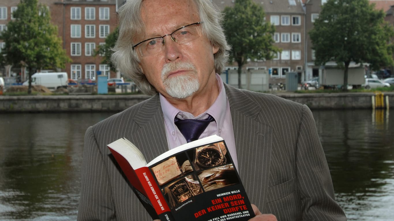 Heinrich Wille betreibt heute eine Rechtsanwalts-Kanzlei in Lübeck. Das Bild zeigt ihn mit seinem Buch "Ein Mord, der keiner sein durfte".